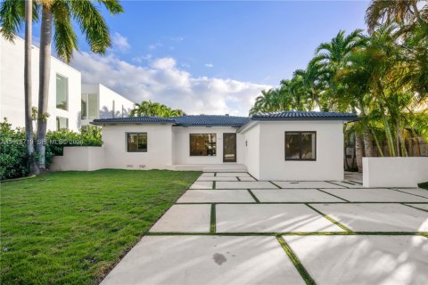 House in Miami Beach, Florida 3 bedrooms, 174.75 sq.m. № 2044496