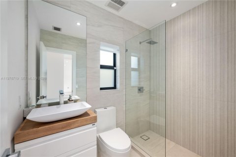 House in Miami Beach, Florida 3 bedrooms, 174.75 sq.m. № 2044496 - photo 23