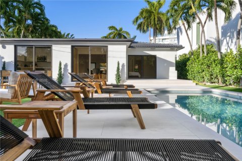 House in Miami Beach, Florida 3 bedrooms, 174.75 sq.m. № 2044496 - photo 22