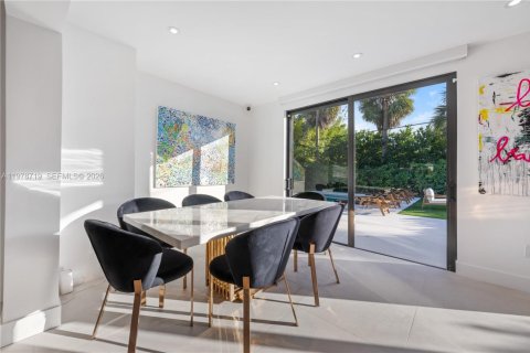 House in Miami Beach, Florida 3 bedrooms, 174.75 sq.m. № 2044496 - photo 15