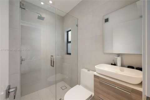 House in Miami Beach, Florida 3 bedrooms, 174.75 sq.m. № 2044496 - photo 13