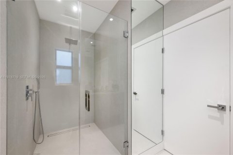 House in Miami Beach, Florida 3 bedrooms, 174.75 sq.m. № 2044496 - photo 9