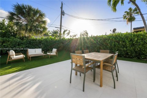 House in Miami Beach, Florida 3 bedrooms, 174.75 sq.m. № 2044496 - photo 20
