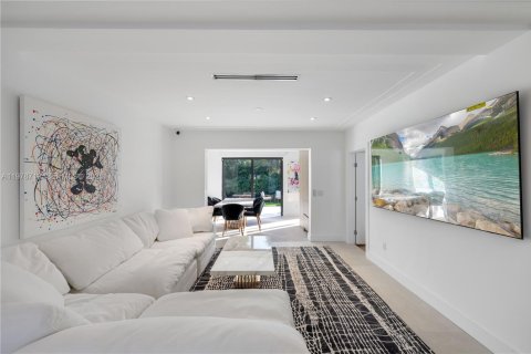 House in Miami Beach, Florida 3 bedrooms, 174.75 sq.m. № 2044496 - photo 5