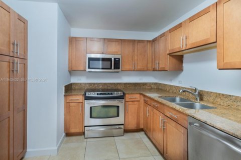 Condo in Miami, Florida  № 2000237 - photo 8