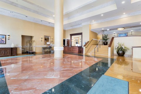 Condo in Miami, Florida  № 2000237 - photo 18