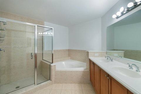 Condo in Miami, Florida  № 2000237 - photo 11