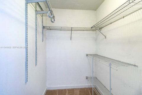 Condo in Miami, Florida  № 2000237 - photo 15