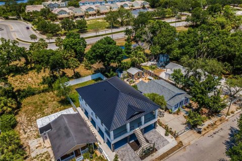 House in Tarpon Springs, Florida 3 bedrooms, 165.46 sq.m. № 1744576 - photo 12