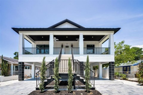 House in Tarpon Springs, Florida 3 bedrooms, 165.46 sq.m. № 1744576 - photo 1