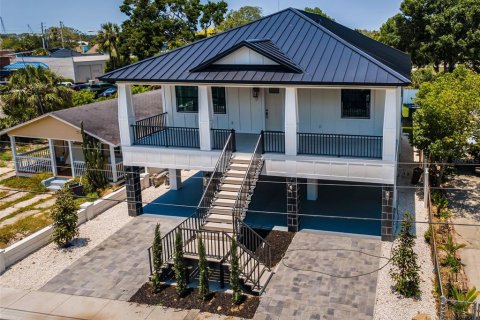 House in Tarpon Springs, Florida 3 bedrooms, 165.46 sq.m. № 1744576 - photo 3