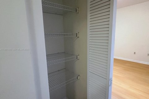 Copropriété à louer à Hollywood, Floride: 2 chambres, 104.98 m2 № 1988237 - photo 21