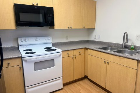 Copropriété à louer à Hollywood, Floride: 2 chambres, 104.98 m2 № 1988237 - photo 9