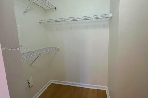 Copropriété à louer à Hollywood, Floride: 2 chambres, 104.98 m2 № 1988237 - photo 17