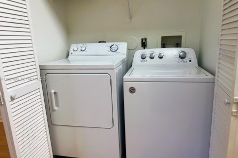 Copropriété à louer à Hollywood, Floride: 2 chambres, 104.98 m2 № 1988237 - photo 12