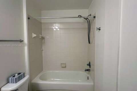 Copropriété à louer à Hollywood, Floride: 2 chambres, 104.98 m2 № 1988237 - photo 28