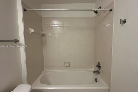 Copropriété à louer à Hollywood, Floride: 2 chambres, 104.98 m2 № 1988237 - photo 19