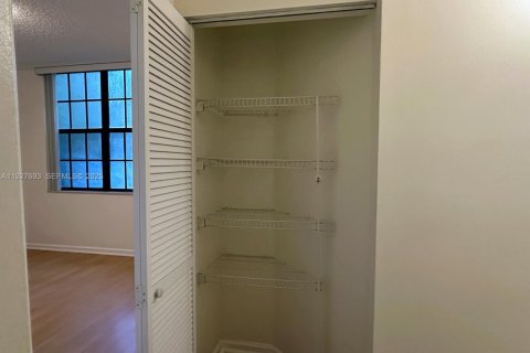 Copropriété à louer à Hollywood, Floride: 2 chambres, 104.98 m2 № 1988237 - photo 22