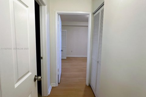 Copropriété à louer à Hollywood, Floride: 2 chambres, 104.98 m2 № 1988237 - photo 14