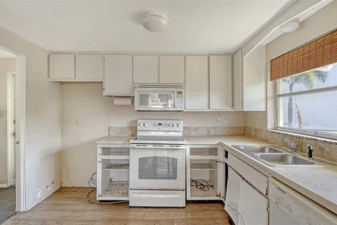 House in Longboat Key, Florida 2 bedrooms, 115.38 sq.m. № 1649949 - photo 9