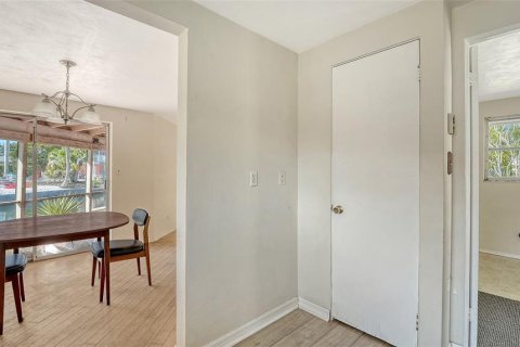 House in Longboat Key, Florida 2 bedrooms, 115.38 sq.m. № 1649949 - photo 11