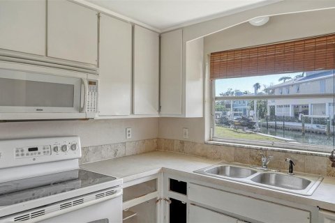House in Longboat Key, Florida 2 bedrooms, 115.38 sq.m. № 1649949 - photo 10