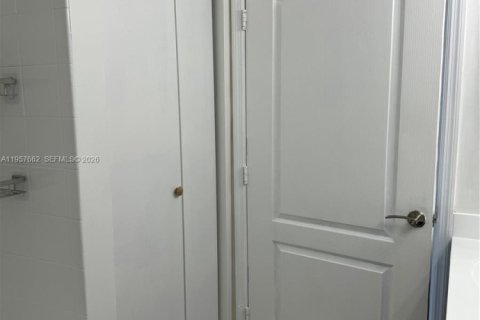 Купить кондоминиум в Майами, Флорида 2 спальни, 91.42м2, № 2011589 - фото 10