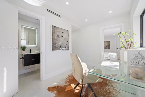 House in North Miami Beach, Florida 5 bedrooms, 193.61 sq.m. № 2040498 - photo 13