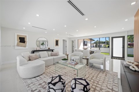 House in North Miami Beach, Florida 5 bedrooms, 193.61 sq.m. № 2040498 - photo 4