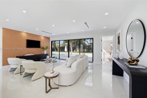 House in North Miami Beach, Florida 5 bedrooms, 193.61 sq.m. № 2040498 - photo 3