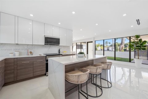 House in North Miami Beach, Florida 5 bedrooms, 193.61 sq.m. № 2040498 - photo 7