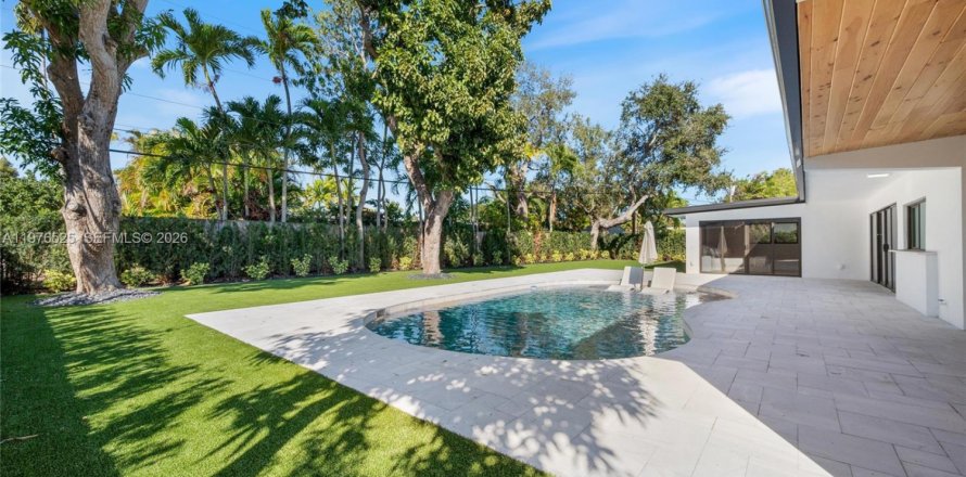 House in North Miami Beach, Florida 5 bedrooms, 193.61 sq.m. № 2040498