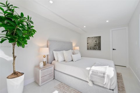 House in North Miami Beach, Florida 5 bedrooms, 193.61 sq.m. № 2040498 - photo 15
