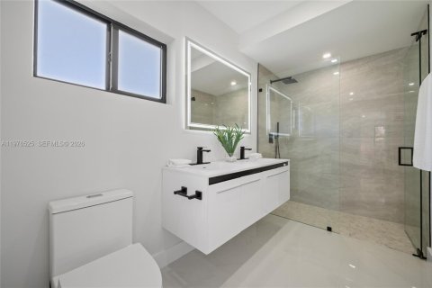House in North Miami Beach, Florida 5 bedrooms, 193.61 sq.m. № 2040498 - photo 10