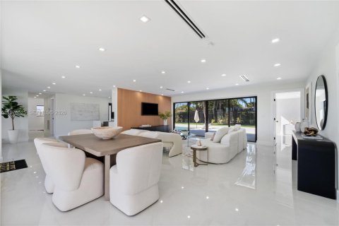 House in North Miami Beach, Florida 5 bedrooms, 193.61 sq.m. № 2040498 - photo 5