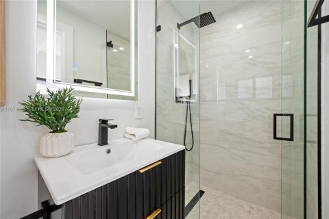 House in North Miami Beach, Florida 5 bedrooms, 193.61 sq.m. № 2040498 - photo 14