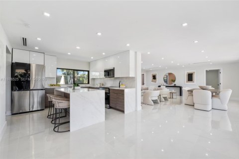House in North Miami Beach, Florida 5 bedrooms, 193.61 sq.m. № 2040498 - photo 6