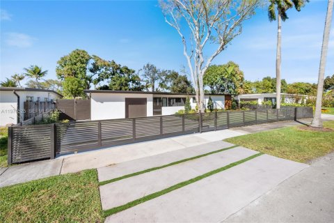 House in North Miami Beach, Florida 5 bedrooms, 193.61 sq.m. № 2040498 - photo 17