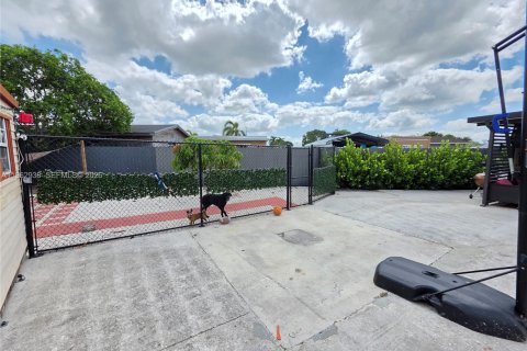 Villa ou maison à vendre à Miami Gardens, Floride: 4 chambres, 136.85 m2 № 2023843 - photo 30