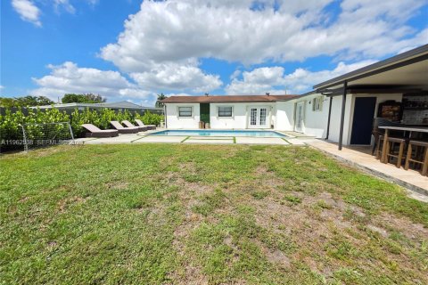 Villa ou maison à vendre à Miami Gardens, Floride: 4 chambres, 136.85 m2 № 2023843 - photo 4