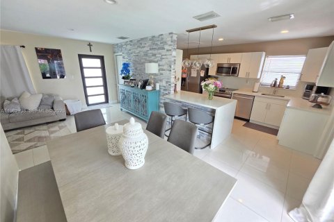 Villa ou maison à vendre à Miami Gardens, Floride: 4 chambres, 136.85 m2 № 2023843 - photo 9