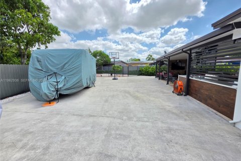 Villa ou maison à vendre à Miami Gardens, Floride: 4 chambres, 136.85 m2 № 2023843 - photo 25