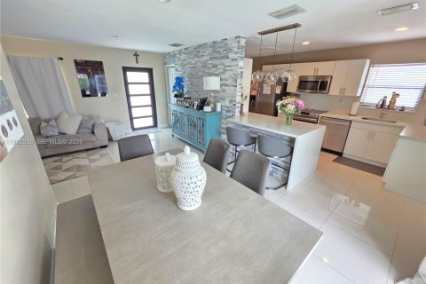 Villa ou maison à vendre à Miami Gardens, Floride: 4 chambres, 136.85 m2 № 2023843 - photo 10