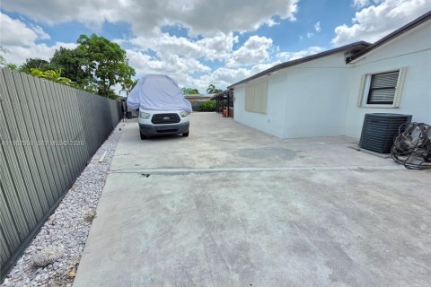 Villa ou maison à vendre à Miami Gardens, Floride: 4 chambres, 136.85 m2 № 2023843 - photo 28