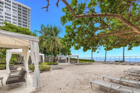 Condo in Hollywood, Florida, 1 bedroom  № 1959197 - photo 12