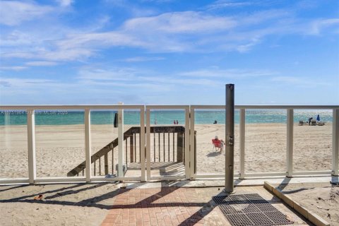 Condo in Hollywood, Florida, 1 bedroom  № 1959197 - photo 14