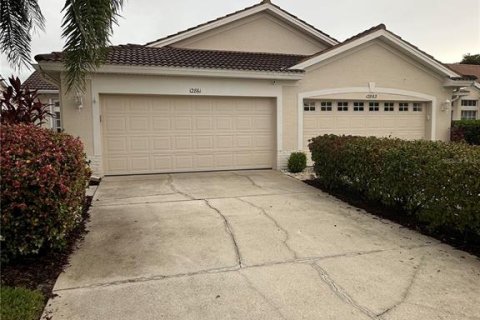 House in Fort Myers, Florida 2 bedrooms, 126.07 sq.m. № 1827854 - photo 1