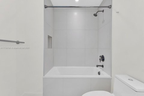 Condo in Sunrise, Florida, 2 bedrooms  № 1859534 - photo 18