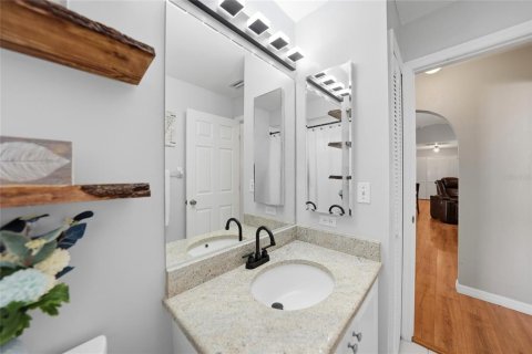 House in Cape Coral, Florida 3 bedrooms, 151.71 sq.m. № 2111317 - photo 23