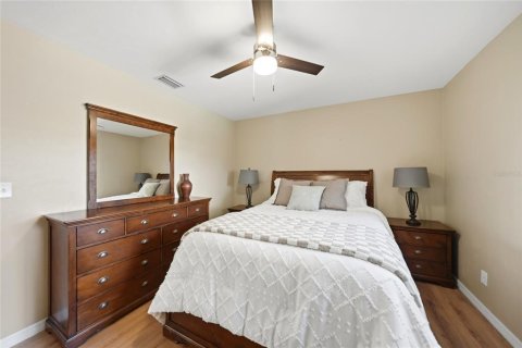 House in Cape Coral, Florida 3 bedrooms, 151.71 sq.m. № 2111317 - photo 21